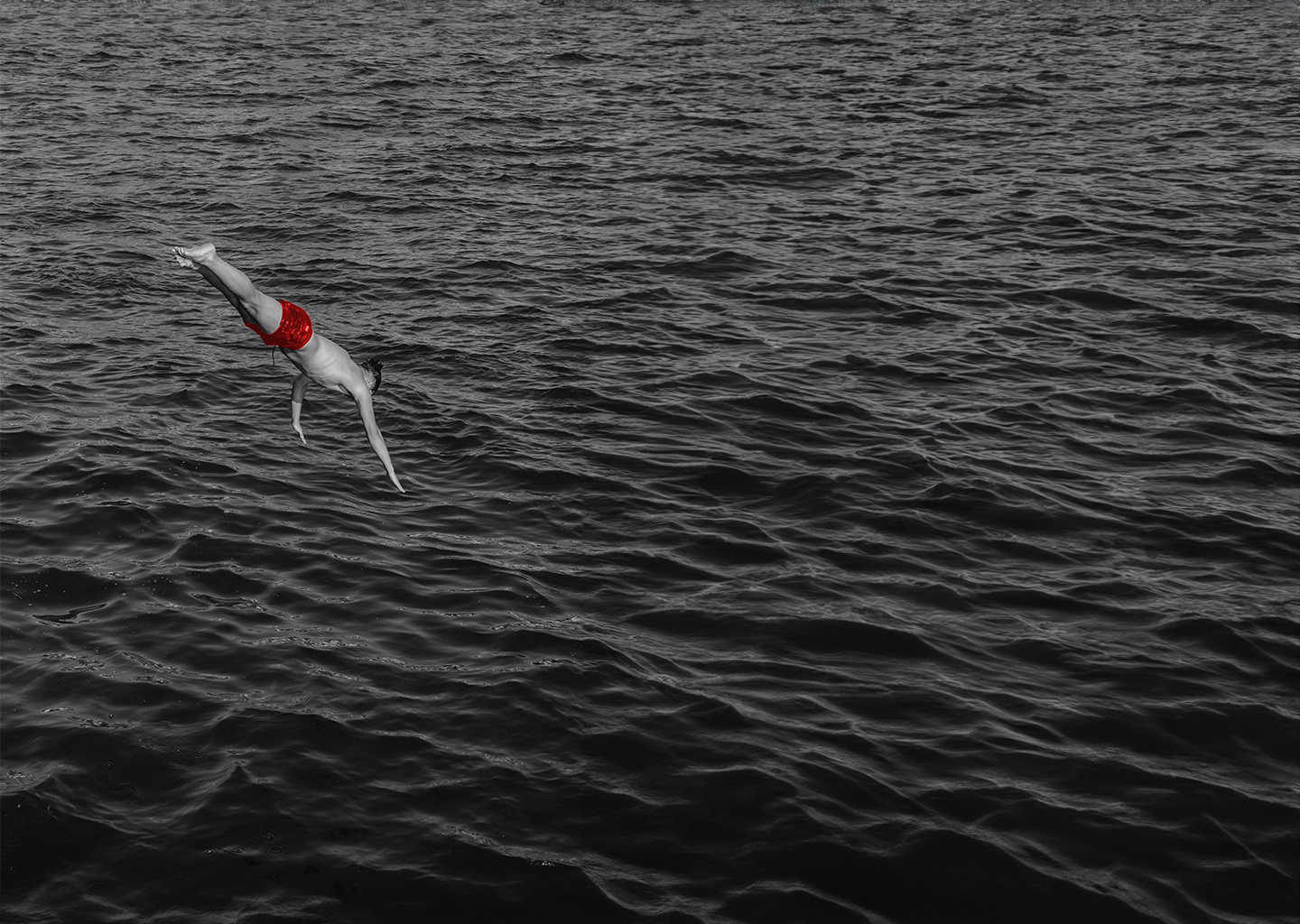 Mensch springt ins Wasser